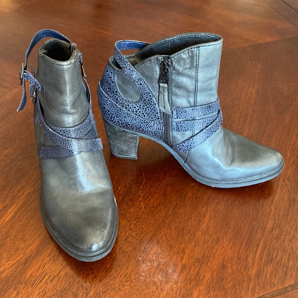 Like New Navy Blue Miz Mooz Verona Collection Booties size 40